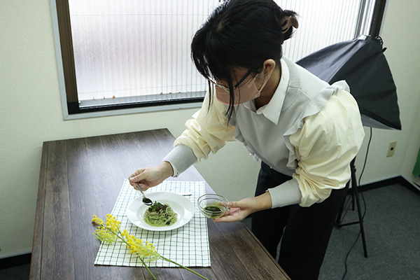 春雨桑ジェノベーゼに桑ソースをかけるインターン生