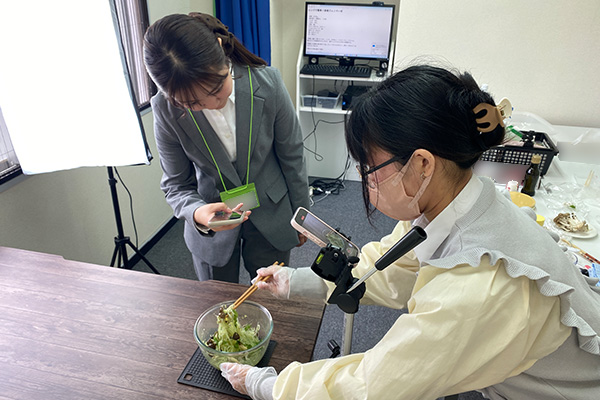 桑レシピのショート動画を撮影するインターン生達