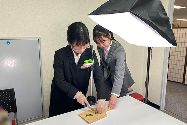 春雨桑ジェノベーゼの試作を行うインターン生達