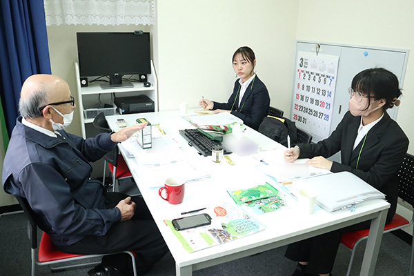 創輝代表の講義を受けるインターン生