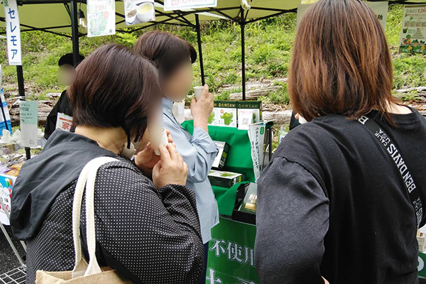 桑の青汁創輝王を試飲する来場者の方々
