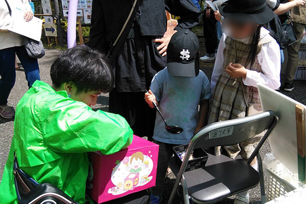 お菓子のすくいどりをするお子さんたち