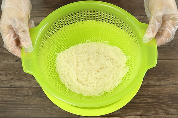 そうめんの水切りを行っている様子