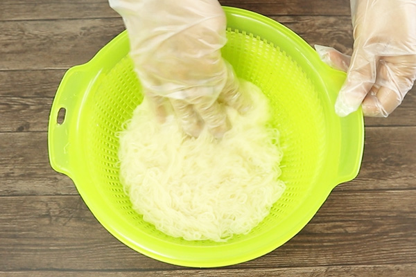 茹でたそうめんを氷水で締めている様子