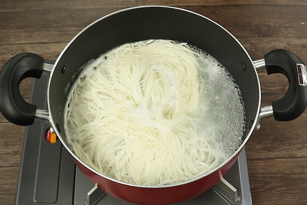 鍋でそうめんを茹でている様子