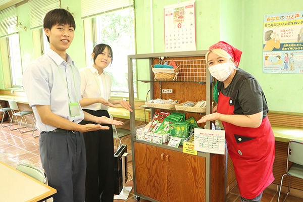 創輝商品を納品している様子